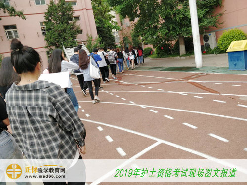 2019護士資格考試——考生準備入場，緊張復(fù)習中